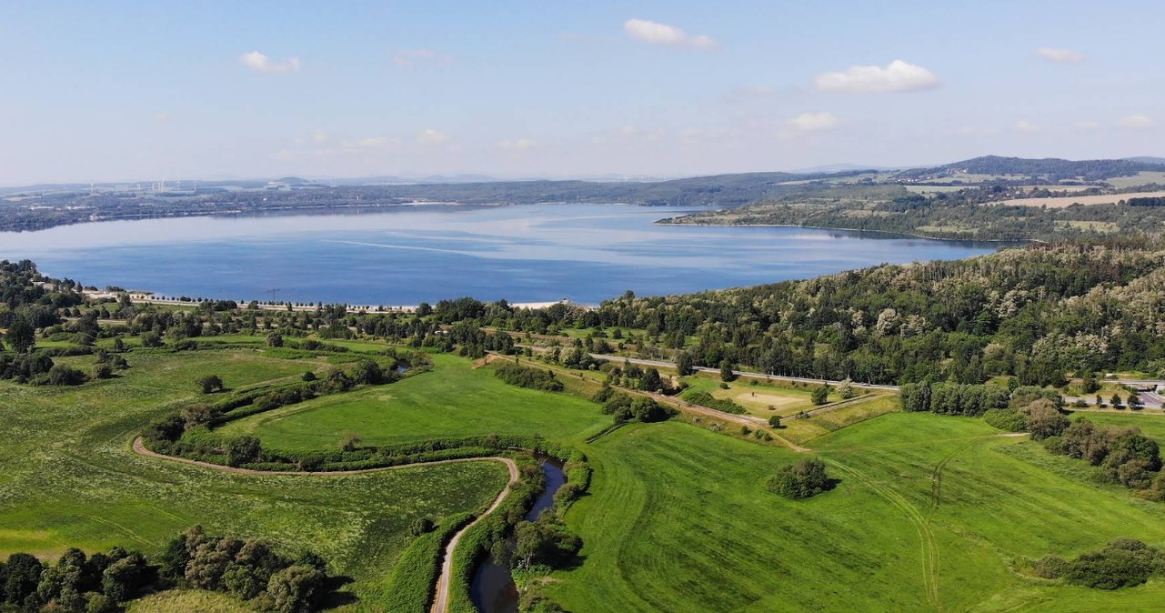 Mało znane jezioro w okolicy Wrocławia. Wypoczniesz tam, jak nad morzem