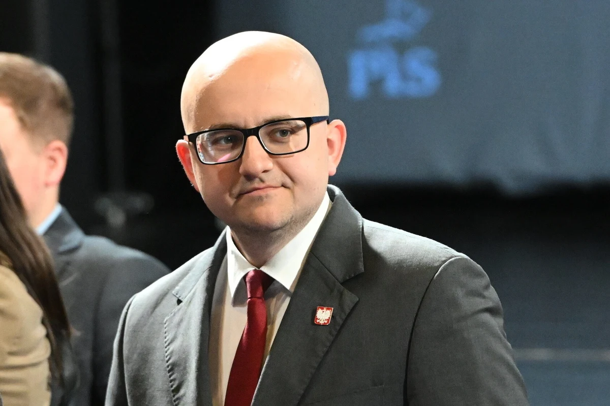 Dariusz Matecki poinformował, że został zaatakowany w hotelu poselskim. Agresorem - zdaniem posła PiS - był aktor serialu "M jak miłość". "Uderzył mnie, a następnie drugiego posła PiS" - napisał. Informację o zatrzymaniu 54-letniego mężczyzny przekazała RMF FM policja.