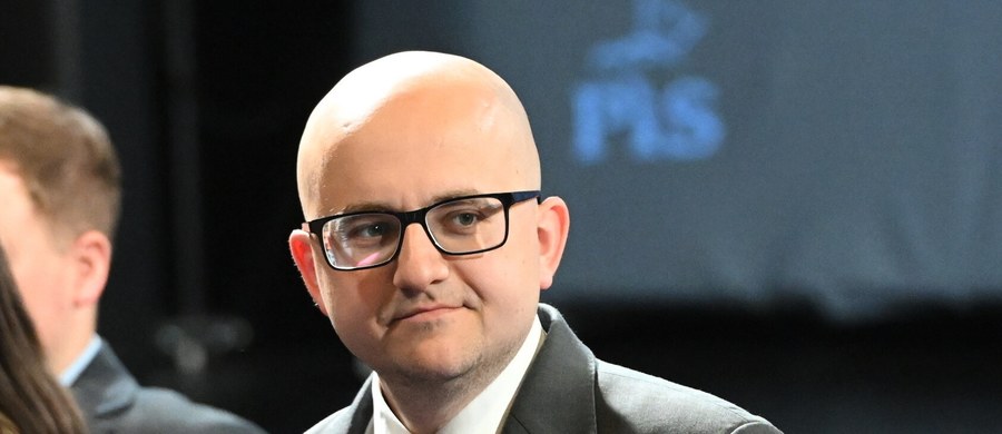 Dariusz Matecki poinformował, że został zaatakowany w hotelu poselskim. Agresorem - zdaniem posła PiS - był aktor serialu "M jak miłość". "Uderzył mnie, a następnie drugiego posła PiS" - napisał. Informację o zatrzymaniu 54-letniego mężczyzny przekazała RMF FM policja.