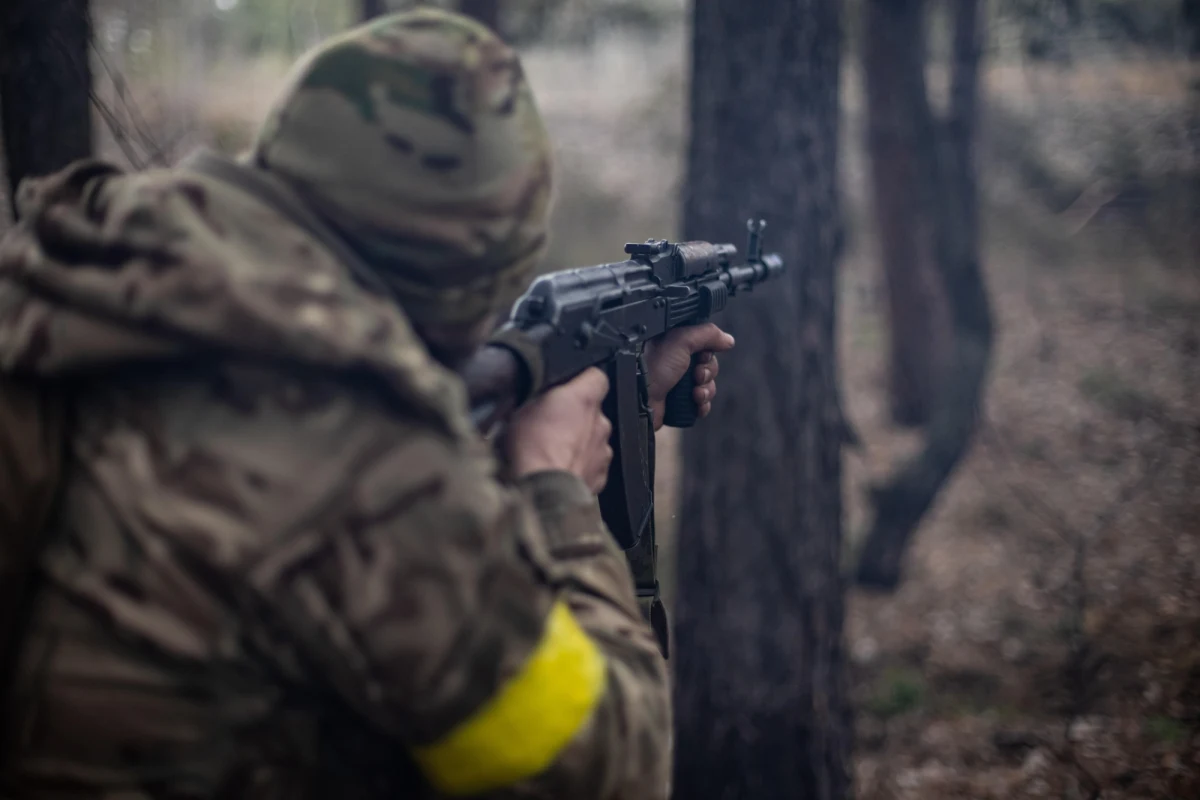 Ukraiński snajper dokonał rzeczy, która zapisze się w historii. Z odległości prawie 1,7 kilometra trafił w rosyjski wóz opancerzony MT-LB, czym skutecznie powstrzymał szturm maszyny wroga. 