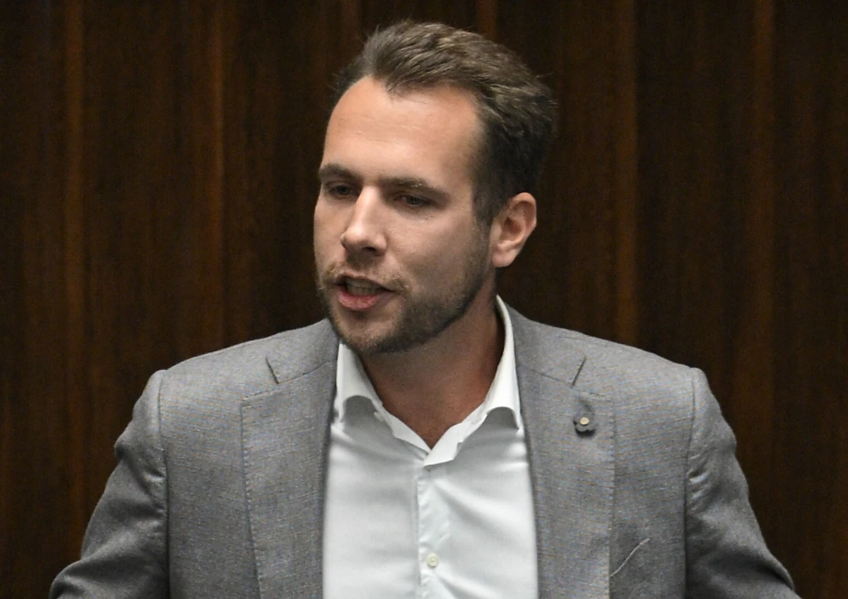 Podczas środowego posiedzenia Sejmu doszło do ostrej wymiany zdań między posłami Prawa i Sprawiedliwości a przedstawicielami Platformy Obywatelskiej. Powodem była wypowiedź Przemysława Witka (KO), który w jednym z programów, pytany o postulaty Sławomira Mentzena, odpowiedział: "Cóż szkodzi obiecać?". Choć polityk szybko zaznaczył, że był to żart, jego słowa stały się początkiem gorącej debaty na sali plenarnej.