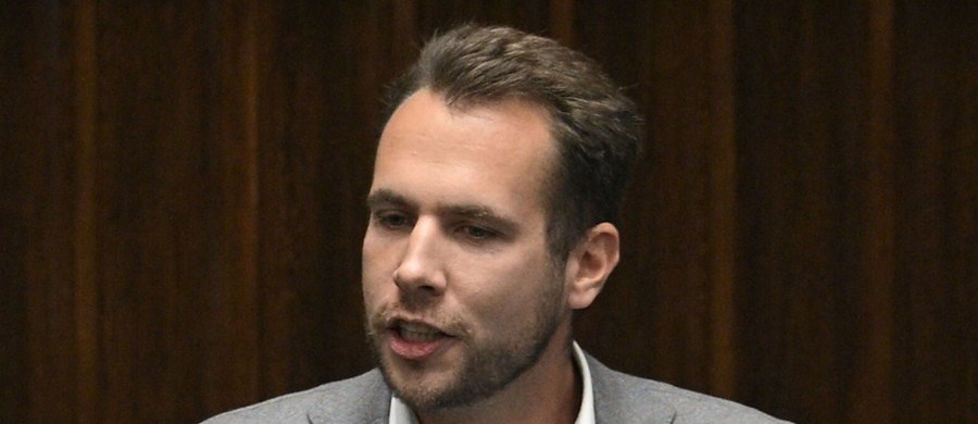 Podczas środowego posiedzenia Sejmu doszło do ostrej wymiany zdań między posłami Prawa i Sprawiedliwości a przedstawicielami Platformy Obywatelskiej. Powodem była wypowiedź Przemysława Witka (KO), który w jednym z programów, pytany o postulaty Sławomira Mentzena, odpowiedział: "Cóż szkodzi obiecać?". Choć polityk szybko zaznaczył, że był to żart, jego słowa stały się początkiem gorącej debaty na sali plenarnej.