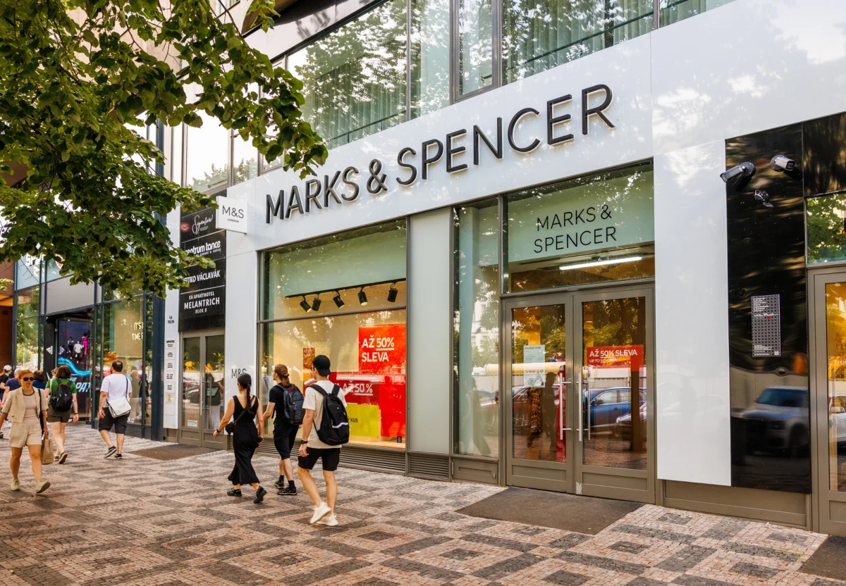 Brytyjska sieć sklepów Marks & Spencer stała się celem zuchwałego cyberataku, który według wstępnych szacunków firmy, może przynieść straty rzędu 300 milionów funtów. Zdarzenie to nie tylko uderza w finanse firmy, ale również w zaufanie i wygodę klientów, którzy na skutek ataku napotykają znaczące trudności w dokonywaniu zakupów online oraz płatnościach bezkontaktowych.