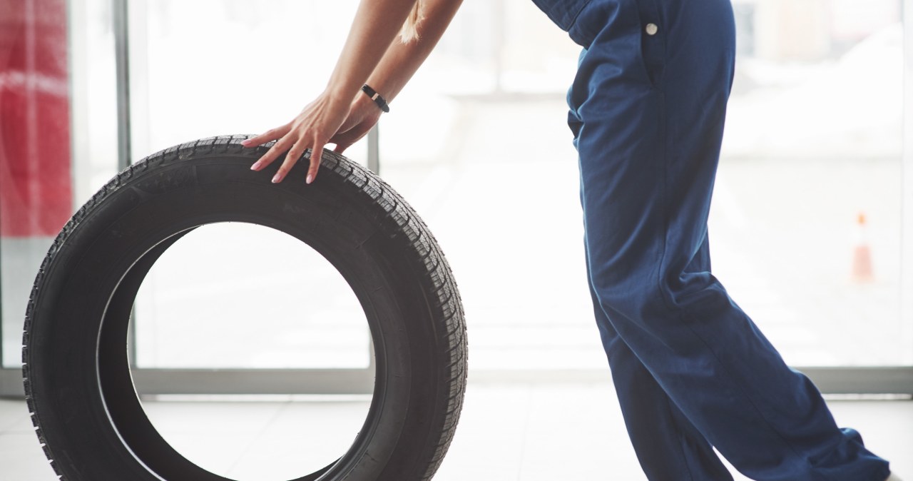 Czarne opony. Skąd się wzięła ich barwa i czy to ma znaczenie?