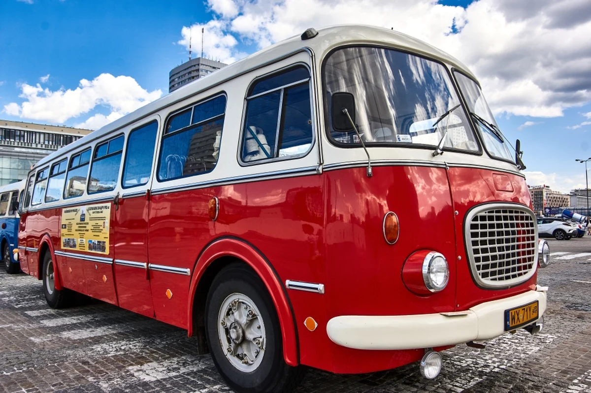 W najbliższy piątek i sobotę ulice Rzeszowa opanują zabytkowe autobusy. Kultowe "ogórki", ikarusy i inne historyczne pojazdy będą wozić pasażerów za darmo, a w sobotę przejadą w efektownej paradzie przez miasto.