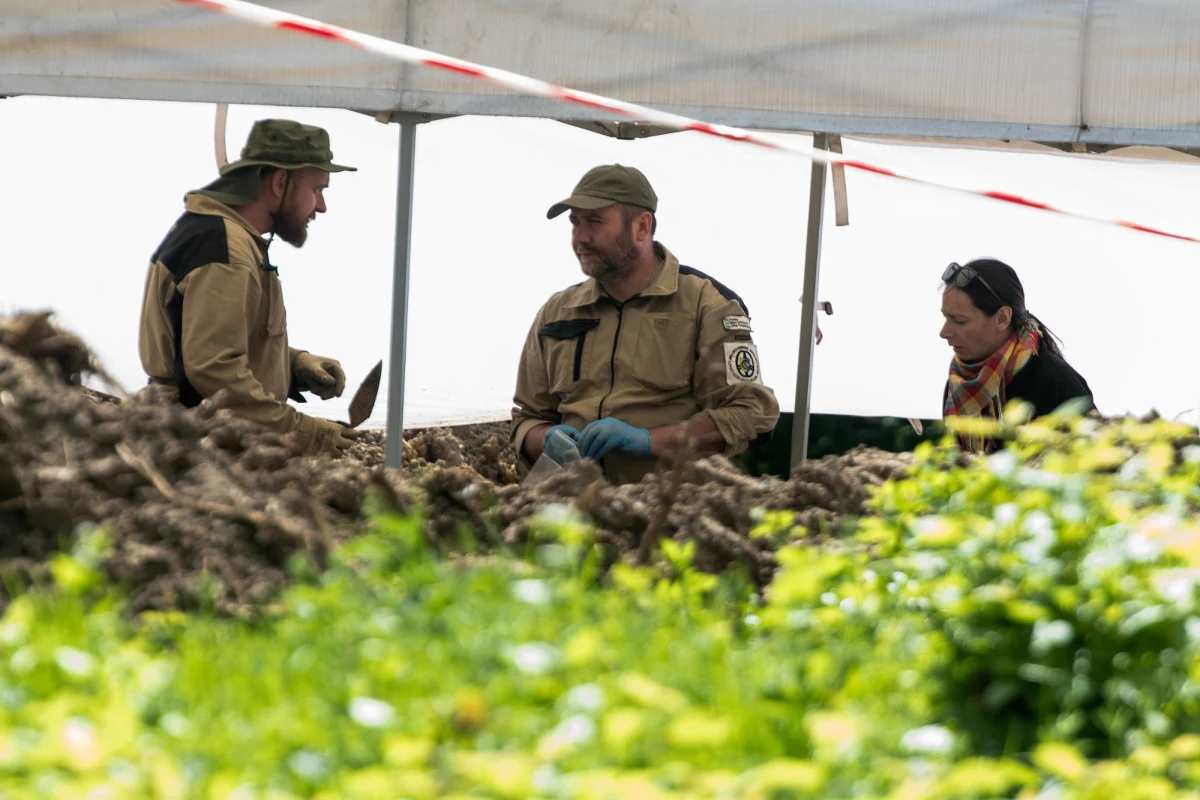 "To społeczny, polityczny, dyplomatyczny i psychologiczny przełom. Wierzę, że będzie miał kluczowe znaczenie dla dbałości o pamięć historyczną" - powiedziała na konferencji prasowej szefowa Ministerstwa Kultury i Dziedzictwa Narodowego Hanna Wróblewska, odnosząc się do ekshumacji w Puźnikach.