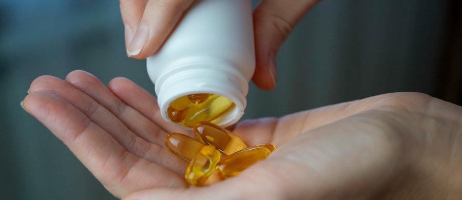 Jest bogatym źródłem kwasów tłuszczowych omega-3. Olej rybi, który ma działać profilaktycznie w wielu chorobach, teraz znalazł się na cenzurowanym. Ostatnie badania sugerują, że przyjmowanie popularnego suplementu może w rzeczywistości zwiększać ryzyko chorób serca i udaru u zdrowych dorosłych osób.