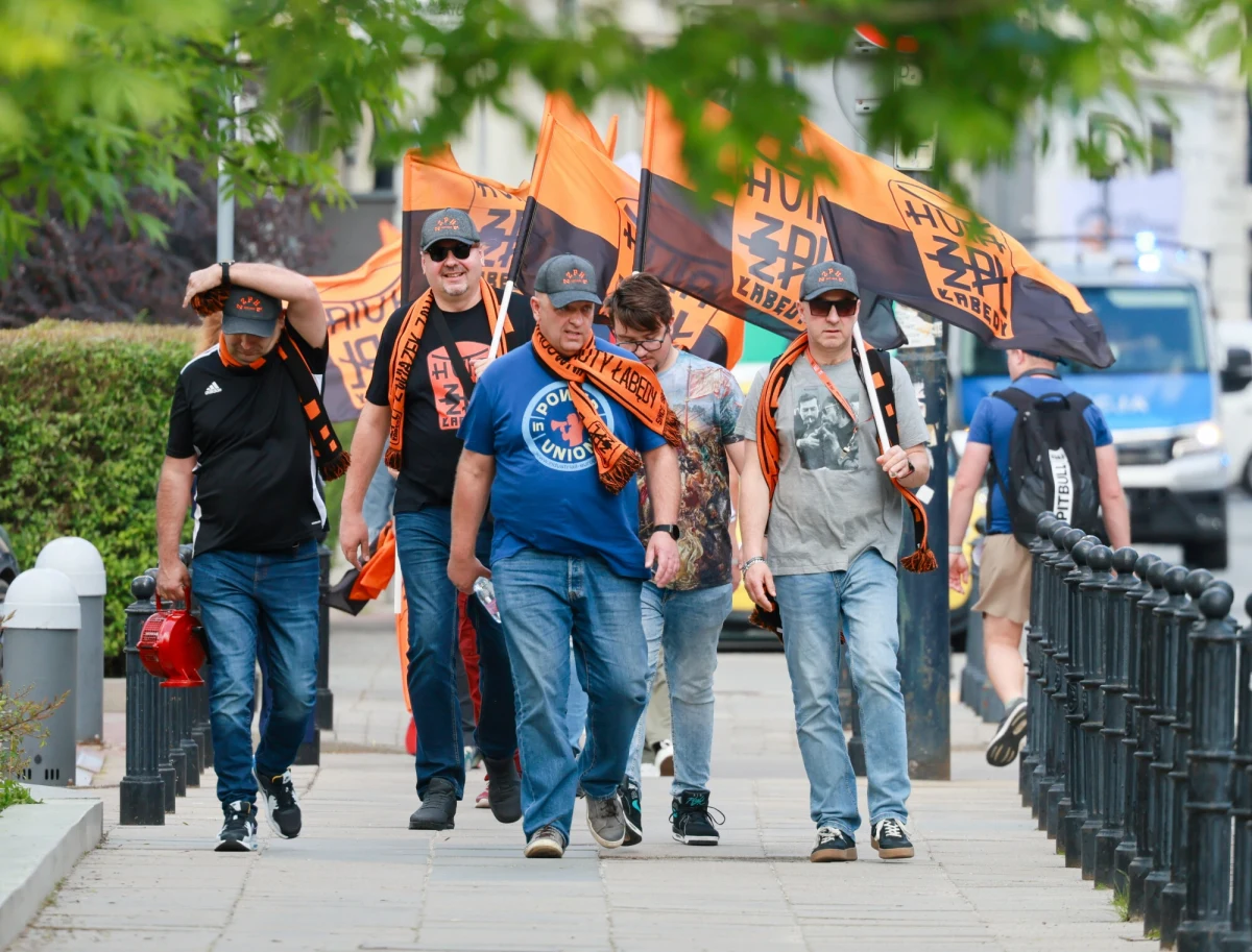 Rewizji Zielonego Ładu, ochrony europejskiego rynku przed zagraniczną stalą i stałej ceny energii dla przemysłu energochłonnego domagali się hutnicy, którzy w środę protestowali w Warszawie.