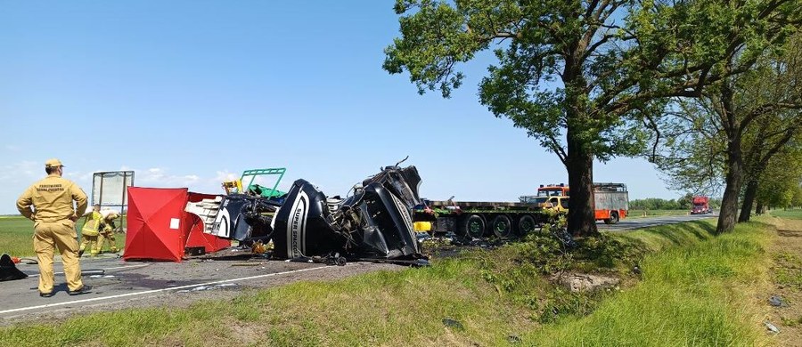 Nie żyje kierowca ciężarówki, który uderzył w drzewo na drodze krajowej nr 55 w Pomorskiem. Trasa pomiędzy Malborkiem a Nowym Dworem Mazowieckim przez kilka godzin była zablokowana.