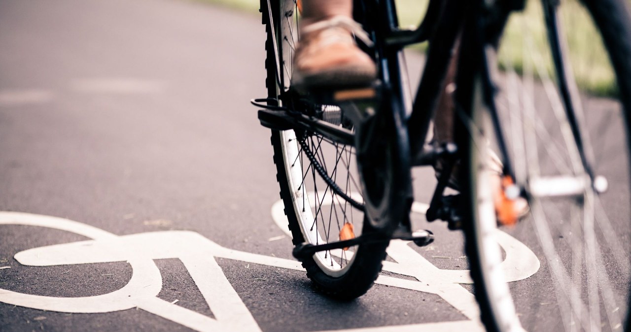 Rowerzyści a przejście dla pieszych. Mandat od 50 do 100 zł, ale nie zawsze