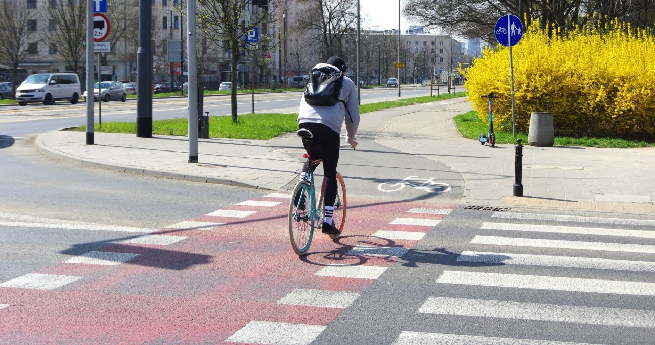 Rowerzysta nie zawsze ma pierwszeństwo, choćby na ścieżce. Kiedy ustępuje?