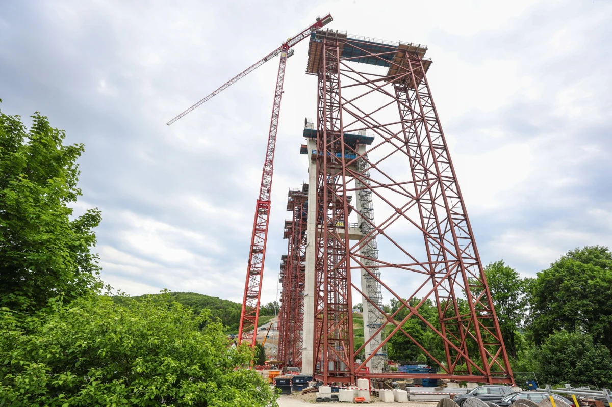W tragicznym wypadku, do którego doszło we wtorek podczas budowy mostu w Horb am Neckar w niemieckiej Badenii-Wirtembergii, zginęło dwóch Polaków - potwierdziła niemiecka policja. W sumie na budowie zginęło trzech mężczyzn w wieku od 40 do 46 lat. 