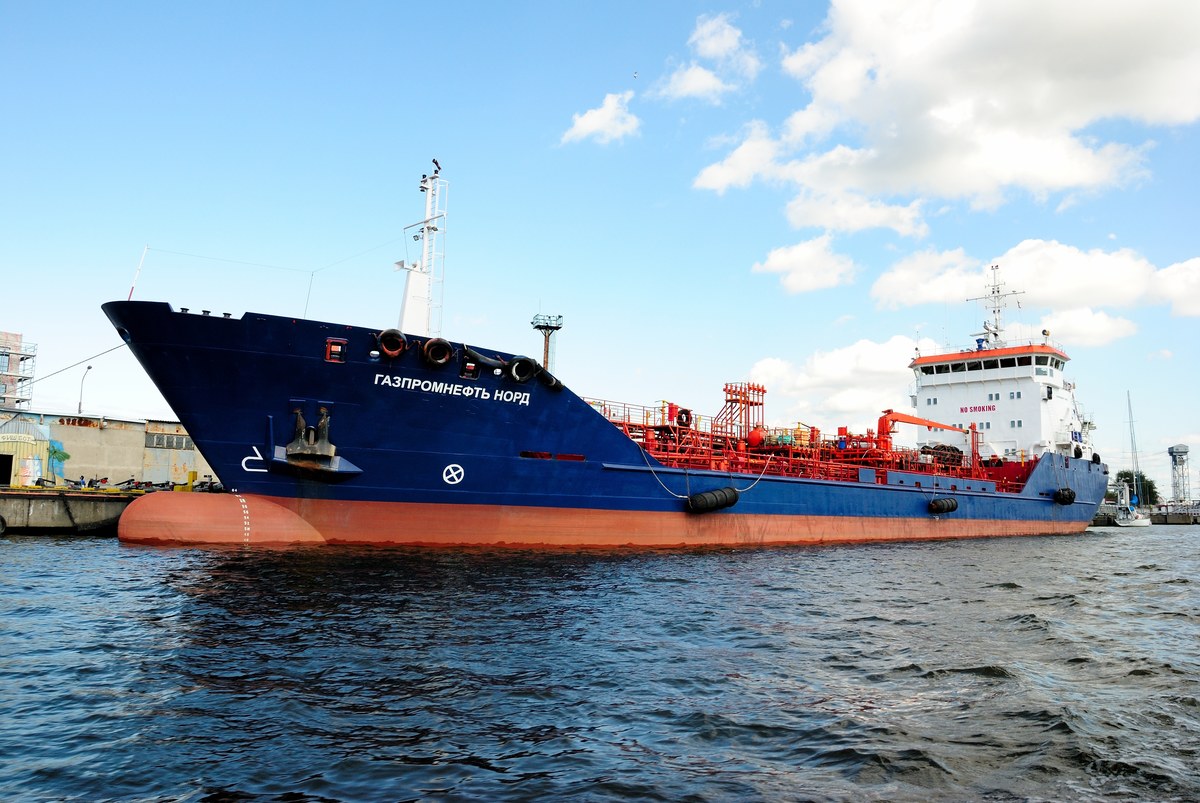 "Rosyjski statek z 'floty cieni' objęty sankcjami wykonywał podejrzane manewry w pobliżu kabla energetycznego łączącego Polskę ze Szwecją. Po skutecznej interwencji naszego wojska statek odpłynął do jednego z rosyjskich portów" - napisał na platformie X Donald Tusk. "SwePol Link, czyli podmorskie połączenie energetyczne Polski i Szwecji działa bez zakłóceń" - mówi RMF FM Maciej Wapiński z Polskich Sieci Energetycznych.