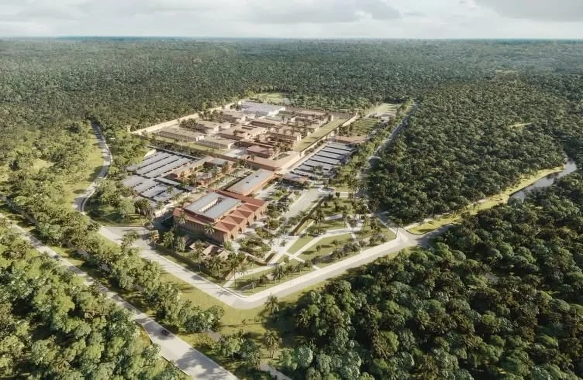 W sercu dżungli Gujany Francuskiej, na terytorium oddalonym o 300 kilometrów od jego stolicy Kajenny, Francja planuje wybudować więzienie o zaostrzonym rygorze. To zapowiedź bezprecedensowej inwestycji, która ma na celu izolację najbardziej niebezpiecznych przestępców zajmujących się narkobiznesem oraz radykałów skazanych za terroryzm. Minister sprawiedliwości Francji, Gerald Darmanin, podczas swojej wizyty w tym zamorskim departamencie Francji, ujawnił szczegóły tego ambitnego projektu. Czy nowa placówka stanie się nieprzekraczalną barierą dla baronów narkotykowych?