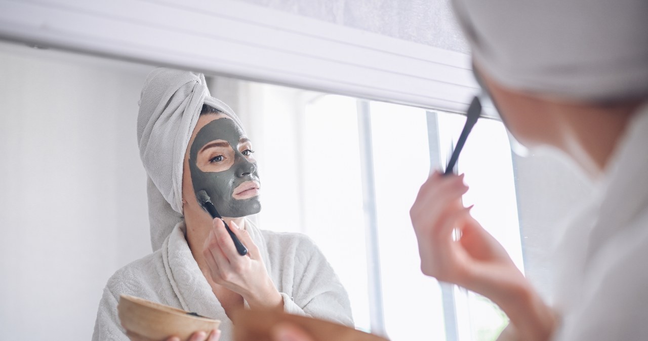 Ujędrnia, oczyszcza i detoksykuje. To najlepsza maseczka dla kobiet 50+