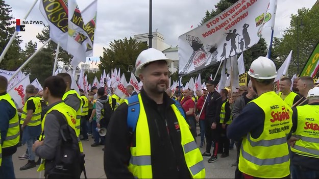 Duże utrudnienia w centrum stolicy. Trwa protest hutników. Zwolnienia i likwidacja zakładów to główne obawy. Kilka tysięcy osób protest zaczęło przed Sejmem, docelowo skończy się on przed kancelarią premiera. Domagają się wysłuchania postulatów. Na miejscu była Katarzyna Szatyłowicz, reporterka "Wydarzeń".