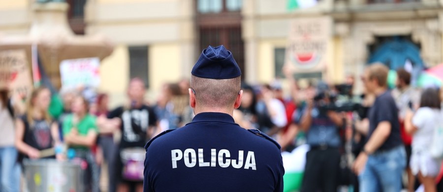 Wyposażenie ochroniarzy w pałki i gaz oraz zmiana procedur związanych z reakcją na podejrzane zachowanie odwiedzających urząd - w taki sposób Kraków wzmacnia ochronę. Te działania są pokłosiem m.in. śmiertelnego ataku na lekarza w krakowskim szpitalu czy przerażającego ataku w stolicy na kampusie Uniwesytetu Warszawskiego - 7 maja student prawa, pochodzący z Gdyni Mieszko R., zamordował tam siekierą pracownicę uczelni i ciężko ranił mężczyznę, który próbował ją bronić. Co zmieni się w stolicy Małopolski?