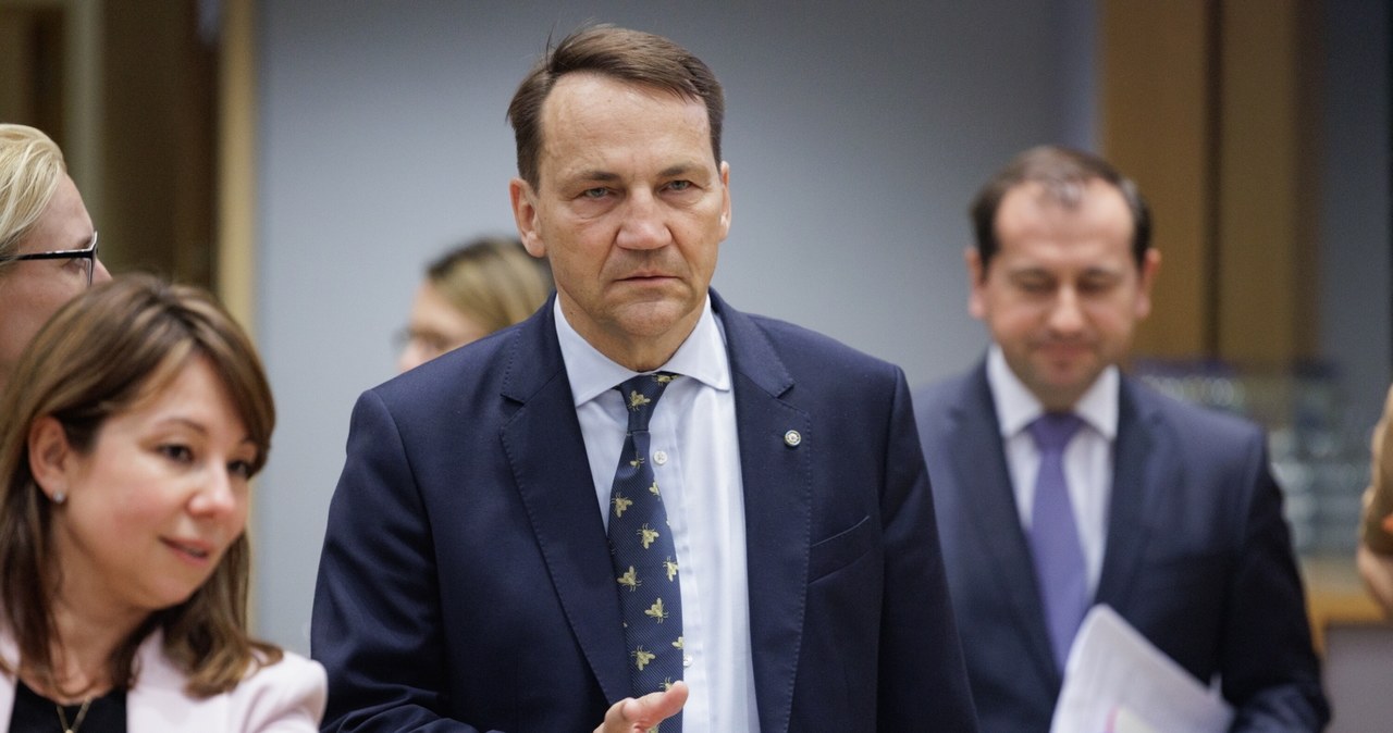"Niedopuszczalne". Sikorski odpowiada Rosji po dewastacji pomnika
