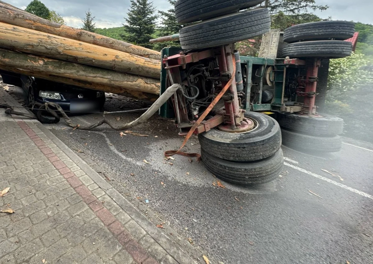 Do groźnego wypadku doszło w miejscowości Laskowa w powiecie limanowskim (Małopolska). Kilka minut przed godziną 13 kierowca renault podczas manewru wyprzedzania volkswagena doprowadził do czołowego zderzenia z pojazdem transportującym drewno.