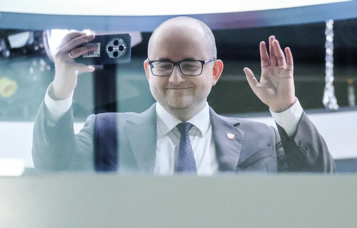 Trwa przesłuchanie aktora Jacka Kopczyńskiego po awanturze w sejmowej restauracji. Dariusz Matecki, który miał zostać przez niego zaatakowany, złożył zawiadomienie. W tej sprawie - "naruszenia nietykalności cielesnej funkcjonariusza publicznego" Dariusza Mateckiego przez Jacka Kopczyńskiego - wpłynęło też zawiadomienie posła PiS Krzysztofa Ciecióry. Z nieoficjalnych informacji RMF FM wynika, że aktor był w Sejmie na zaproszenie posła PiS Daniela Milewskiego.