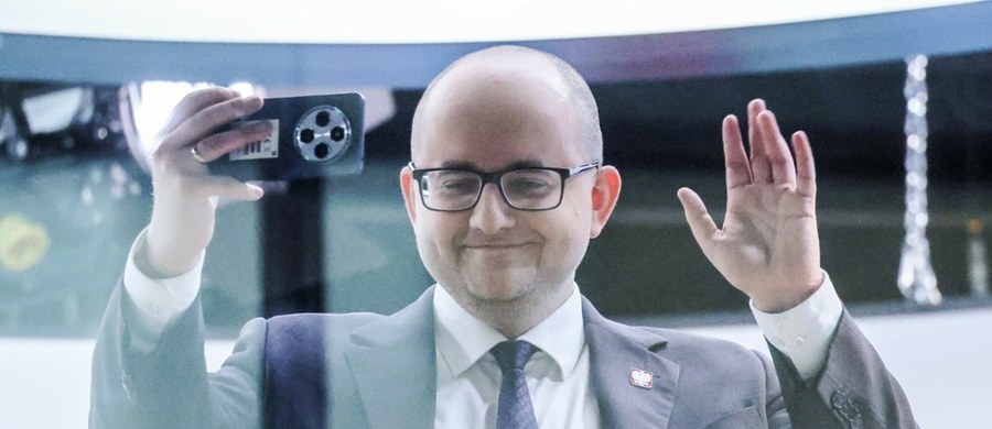 Trwa przesłuchanie aktora Jacka Kopczyńskiego po awanturze w sejmowej restauracji. Dariusz Matecki, który miał zostać przez niego zaatakowany, złożył zawiadomienie. W tej sprawie - "naruszenia nietykalności cielesnej funkcjonariusza publicznego" Dariusza Mateckiego przez Jacka Kopczyńskiego - wpłynęło też zawiadomienie posła PiS Krzysztofa Ciecióry. Z nieoficjalnych informacji RMF FM wynika, że aktor był w Sejmie na zaproszenie posła PiS Daniela Milewskiego.