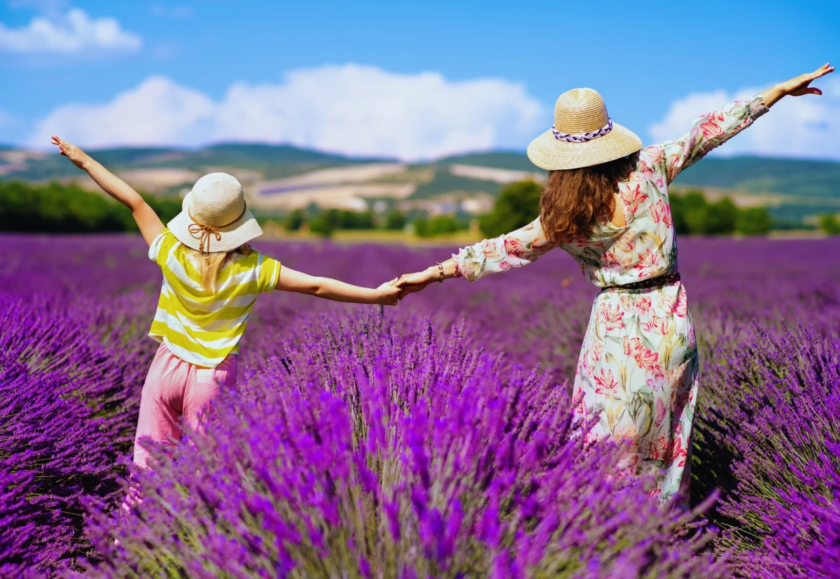 Małe obiekty noclegowe, zaliczające się do tych posiadających mniej niż 10 miejsc, zyskują na popularności wśród turystów zarówno z kraju, jak i z zagranicy. W 2024 roku skorzystało z nich 1,9 mln osób, co oznacza znaczący wzrost o 247 tys. osób, czyli 14,5 proc. w porównaniu do roku poprzedniego. Szczególnie chętnie odwiedzali je goście z Niemiec, którzy stanowili najliczniejszą grupę wśród zagranicznych turystów.