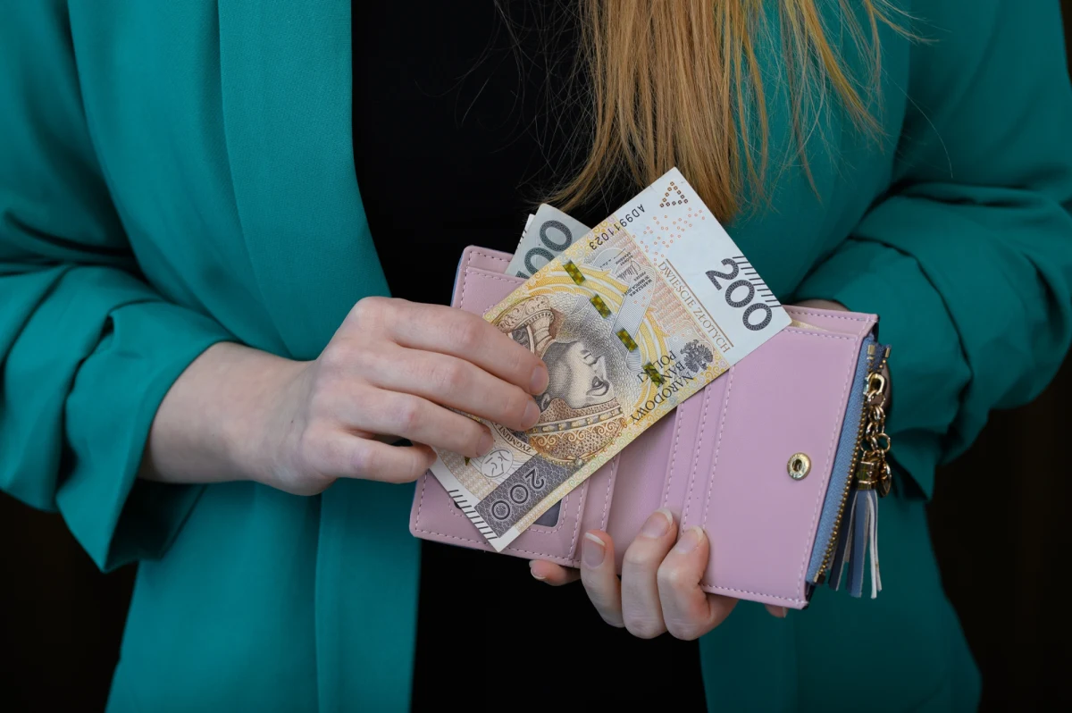 Aż 57 proc. Polaków chciałoby ujawniania zarobków. Co więcej, 42 proc. badanych przyznaje, że chciałoby wiedzieć, ile dokładnie zarabiają ich znajomi, przyjaciele i współpracownicy - wynika z opublikowanego w środę badania.