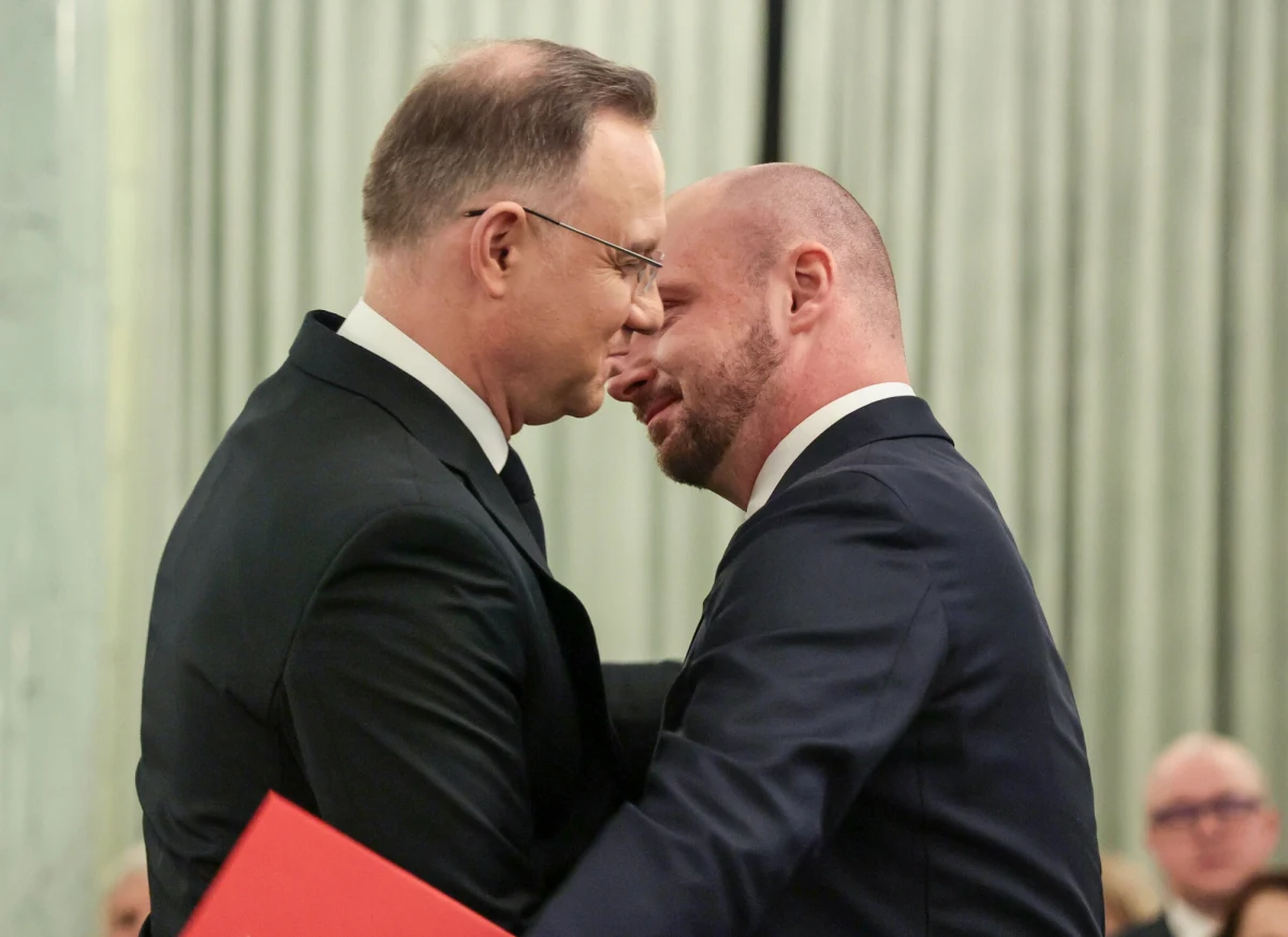 Powiedzieć, że zaskoczenie w Prawie i Sprawiedliwości po tym, jak Jacek Siewiera - były doradca prezydenta Andrzeja Dudy - zgodził się zostać doradcą społecznym Rafała Trzaskowskiego jest ogromne, to jakby nie powiedzieć nic. Jak informuje reporter RMF FM, politycy PiS nie ukrywają żalu, ale robią dobrą minę do złej gry. Sam były szef Biura Bezpieczeństwa Narodowego skomentował wpis Rafała Trzaskowskiego, w którym ten potwierdził ich współpracę. Jak to polityczne przetasowanie komentują natomiast politycy obozu rządowego?