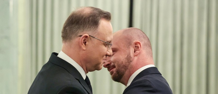 Powiedzieć, że zaskoczenie w Prawie i Sprawiedliwości po tym, jak Jacek Siewiera - były doradca prezydenta Andrzeja Dudy - zgodził się zostać doradcą społecznym Rafała Trzaskowskiego jest ogromne, to jakby nie powiedzieć nic. Jak informuje reporter RMF FM, politycy PiS nie ukrywają żalu, ale robią dobrą minę do złej gry. Sam były szef Biura Bezpieczeństwa Narodowego skomentował wpis Rafała Trzaskowskiego, w którym ten potwierdził ich współpracę. Jak to polityczne przetasowanie komentują natomiast politycy obozu rządowego?