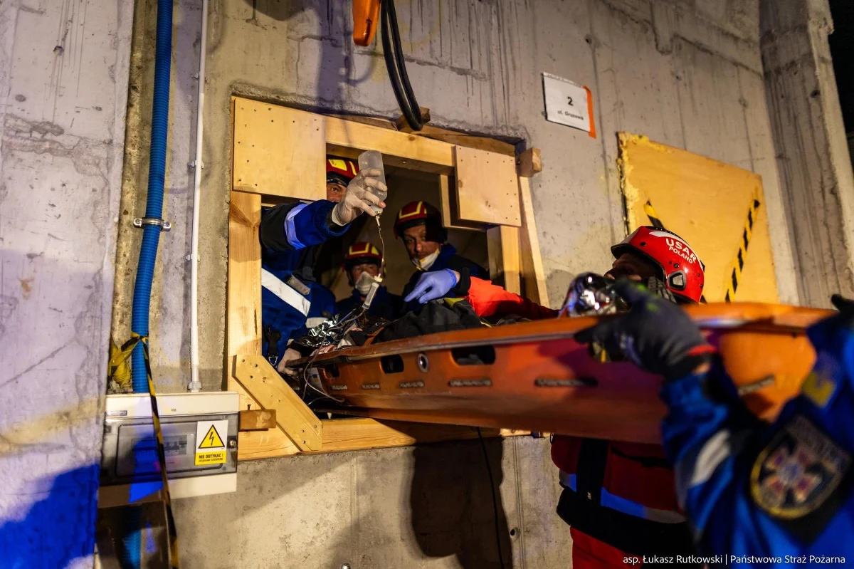 Pomorze stało się epicentrum międzynarodowych ćwiczeń ratowniczych, które zgromadziły ponad 240 ratowników z pięciu krajów Europy. Gdańsk i Starogard Gdański na najbliższe dni przekształcą się w obszar, gdzie symulowane będą różnorodne katastrofy, od wybuchu po zawalenia budynków i działania w strefach skażeń. Celem tych ćwiczeń, zatytułowanych EU MODEX Poland 2025, jest przetestowanie skuteczności współpracy międzynarodowych zespołów ratowniczych w ekstremalnych warunkach.