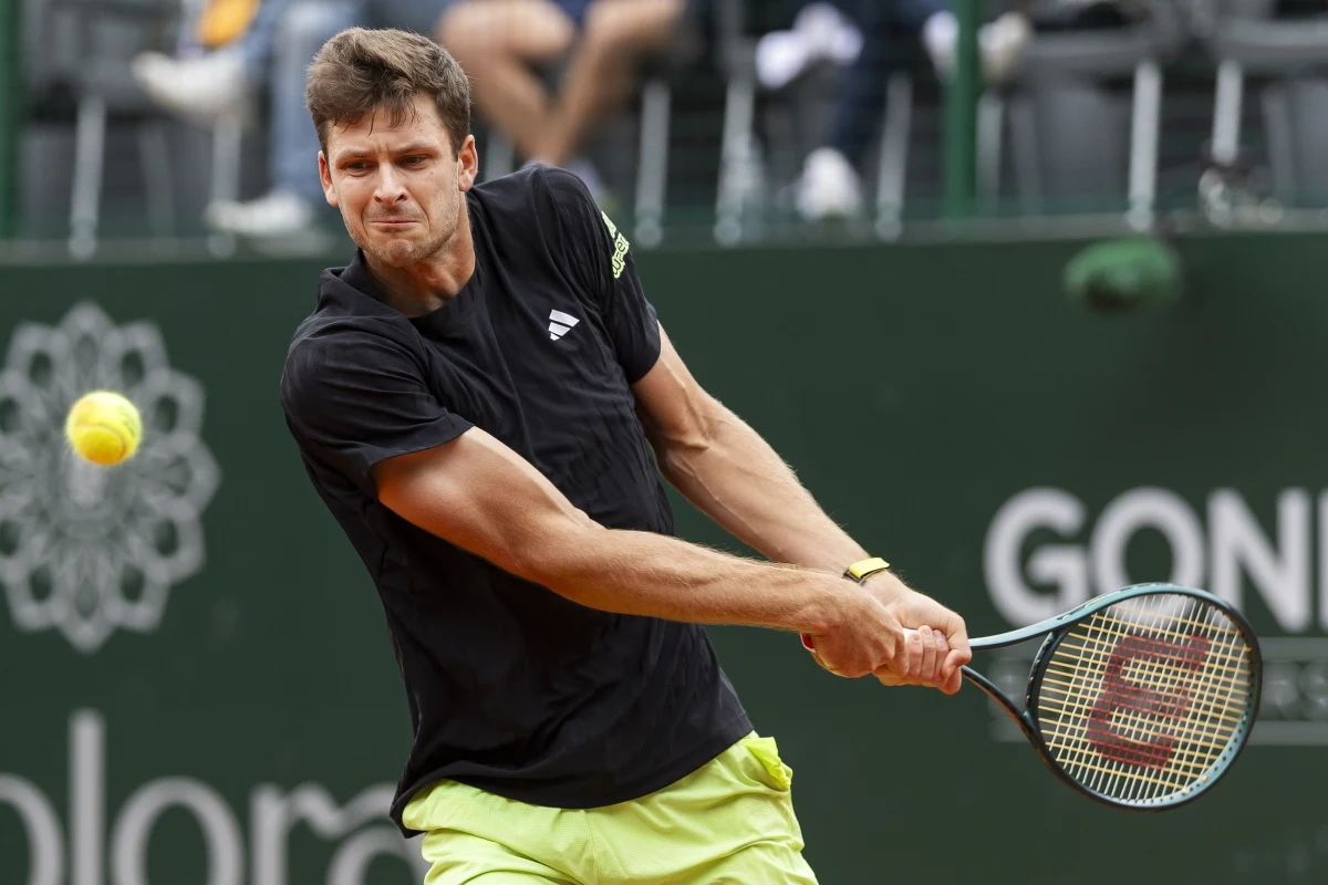 Tylko przejściowe problemy miał Hubert Hurkacz z Francuzem Arthurem Rinderknechem podczas turnieju w Genewie. Polak wygrał 6:4, 6:1 i awansował do ćwierćfinału.