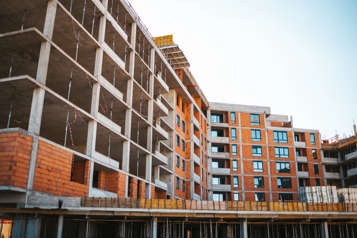 Poprawki Senatu przyjęte przez Sejm. Uchwalono nowelizację ustawy wprowadzającej obowiązek ujawniania przez deweloperów cen mieszkań. Jedna z poprawek precyzuje, że cena, którą musi ujawnić sprzedający mieszkanie, jest ceną podaną w umowie deweloperskiej.