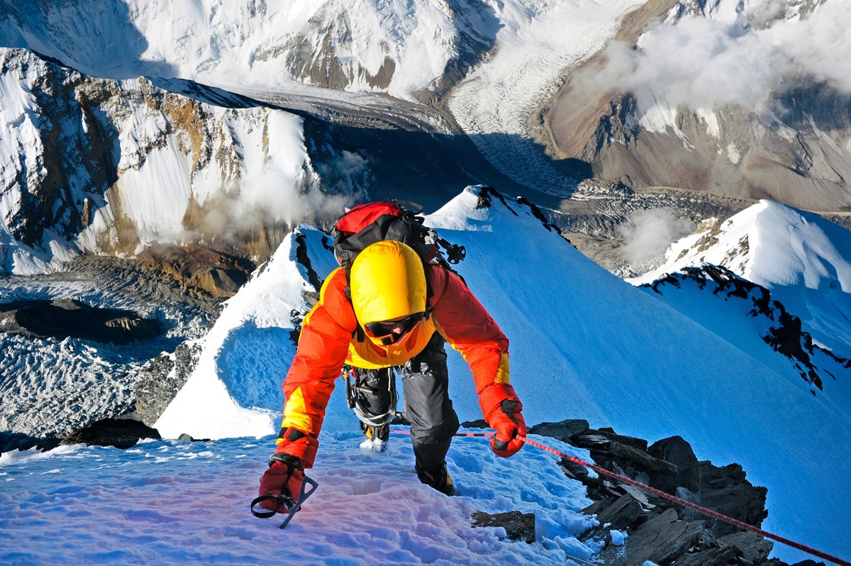 Czterem byłym brytyjskim komandosom zdobycie najwyższej góry Ziemi zajęło mniej niż pięć dni. To rekordowe tempo. Na Mount Everest weszli bez aklimatyzacji, wykorzystując budzący kontrowersje w środowisku himalaistycznym ksenon - gaz szlachetny stosowany przez lata jako środek znieczulający.