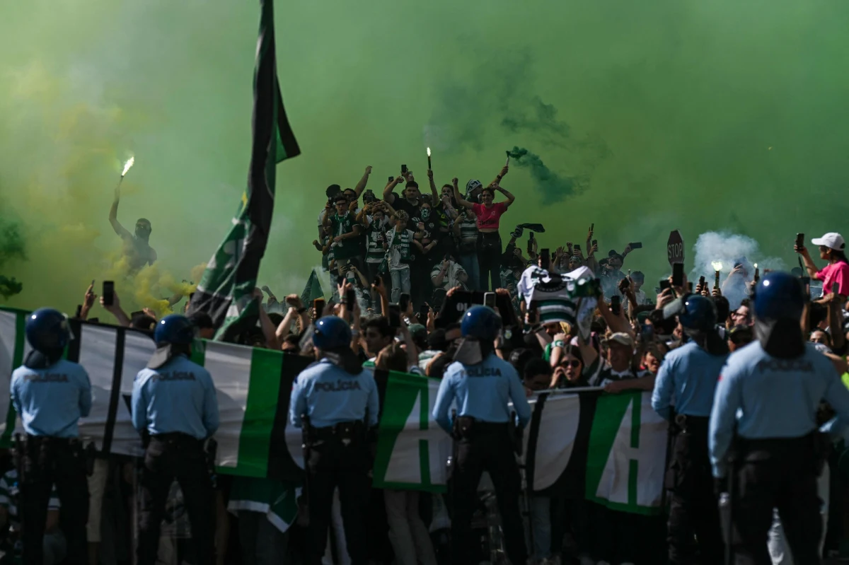 Radość z tryumfu piłkarskiego w Lizbonie przerodziła się w dramat. Co najmniej dwóch ciężko rannych kibiców Sportingu Lizbona, którzy doznali obrażeń w wyniku interwencji policji podczas sobotniego świętowania zdobycia przez klub tytułu mistrza kraju, zapowiedziało podjęcie kroków prawnych przeciwko Portugalii.