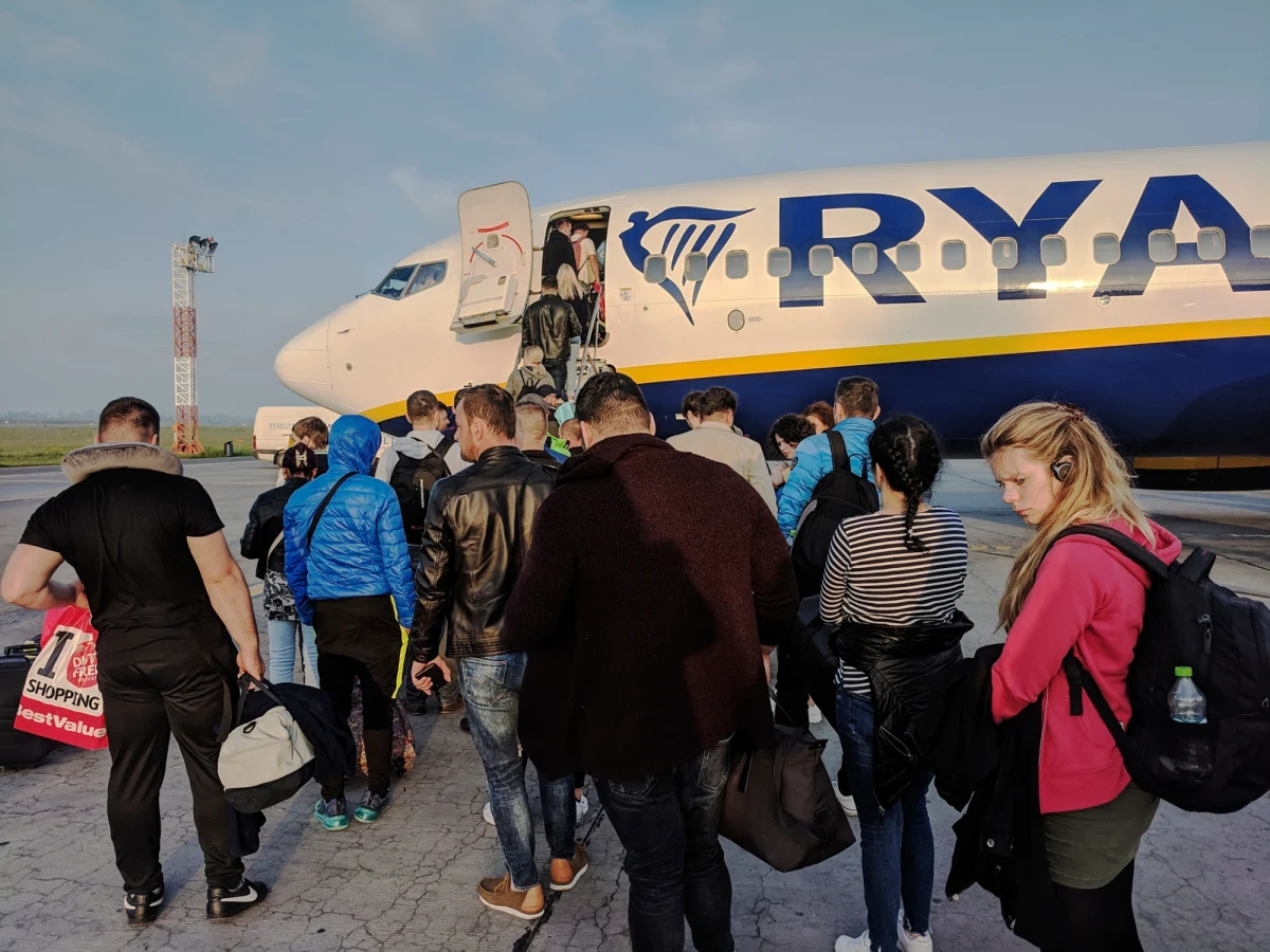 Do Komisji Europejskiej wpłynęła w środę skarga na siedem niskokosztowych linii lotniczych: Ryanair, Wizz Air, Norwegian, EasyJet, Transavia, Volotea i Vueling. Organizacje konsumenckie z całej Europy zarzucają im pobieranie nienależnych - ich zdaniem - opłat za przewóz bagażu podręcznego.
