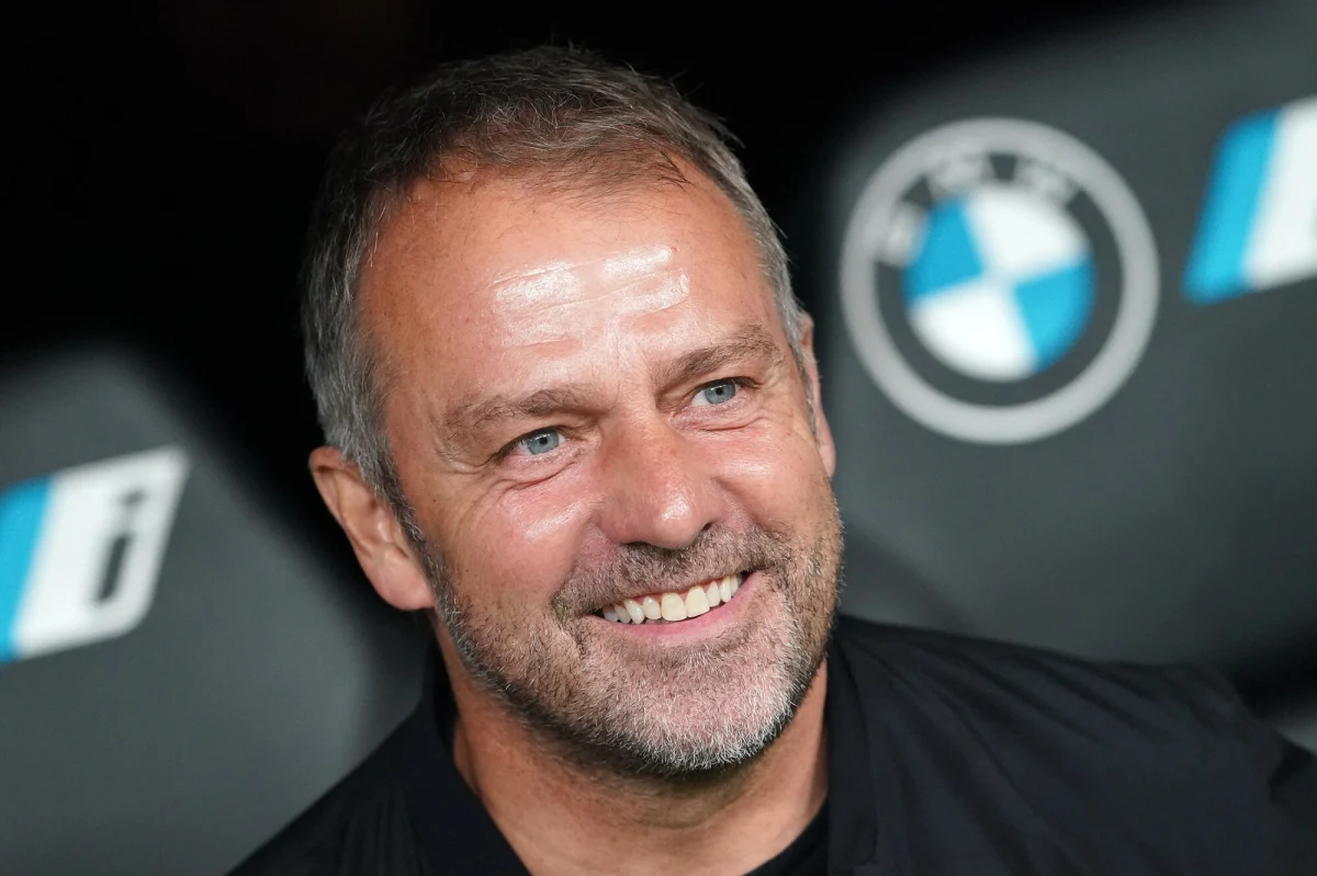 Barcelona dokonała strategicznego posunięcia, które ma zapewnić klubowi stabilność i kontynuację obecnej, wyjątkowo udanej, ścieżki rozwoju. Hansi Flick, niemiecki trener, który od początku bieżącego sezonu stoi za sterami "Dumy Katalonii", przedłużył swoją umowę z klubem aż do końca czerwca 2027 roku. 