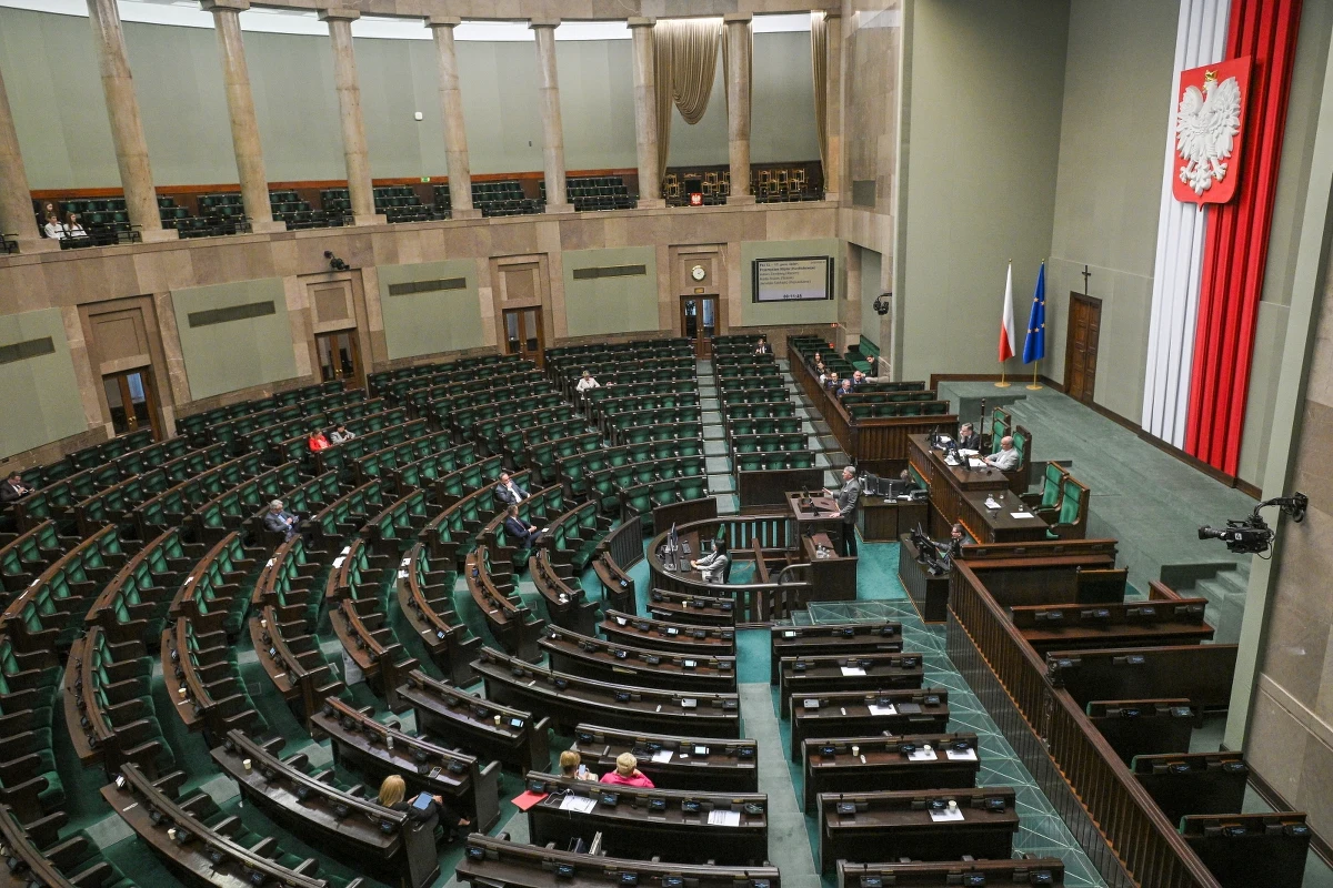 W najnowszej zmianie Regulaminu Sejmu, przyjętej w środę, wprowadzono zasady, które mogą znacząco wpłynąć na obecność posłów podczas posiedzeń. Od teraz, za nieusprawiedliwione nieobecności, parlamentarzyści będą musieli liczyć się z konsekwencjami finansowymi. Zmiany te mają na celu zwiększenie dyscypliny i odpowiedzialności wśród posłów, którzy będą teraz zmuszeni do bardziej sumiennego uczestnictwa w życiu parlamentarnym.