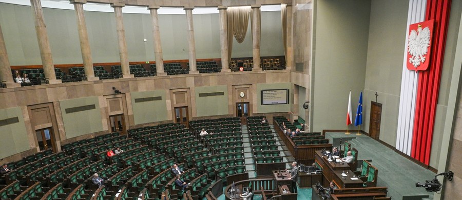 W najnowszej zmianie Regulaminu Sejmu, przyjętej w środę, wprowadzono zasady, które mogą znacząco wpłynąć na obecność posłów podczas posiedzeń. Od teraz, za nieusprawiedliwione nieobecności, parlamentarzyści będą musieli liczyć się z konsekwencjami finansowymi. Zmiany te mają na celu zwiększenie dyscypliny i odpowiedzialności wśród posłów, którzy będą teraz zmuszeni do bardziej sumiennego uczestnictwa w życiu parlamentarnym.