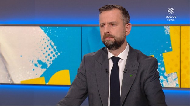 Szef PSL i minister obrony narodowej Władysław Kosiniak-Kamysz został zapytany przez Marcina Fijołka o wynik Szymona Hołowni w wyborach prezydenckich. Marszałek Sejmu zdobył nieco mniej niż 5 proc. głosów. 
- Ten wynik jest najlepszym wynikiem kandydata PSL w wyborach prezydenckich od 25 czy 30 lat. Ale chciałoby się więcej - odpowiedział Kosiniak-Kamysz. - Ten milion głosów zdecyduje o tym, kto będzie prezydentem - dodał.
Odpowiadając na pytanie o przyszłość Trzeciej Drogi, szef ludowców stwierdził, że trzeba "rozszerzyć jej formułę". - Jest przyszłość dla tej formacji - zaznaczył. - Jakie wartości nas łączą? To jest wolność gospodarcza i przedsiębiorczość. Nie akcentowaliśmy tego tak mocno, jak należy. To powinno być na pierwszym miejscu - podkreślił Kosiniak-Kamysz.