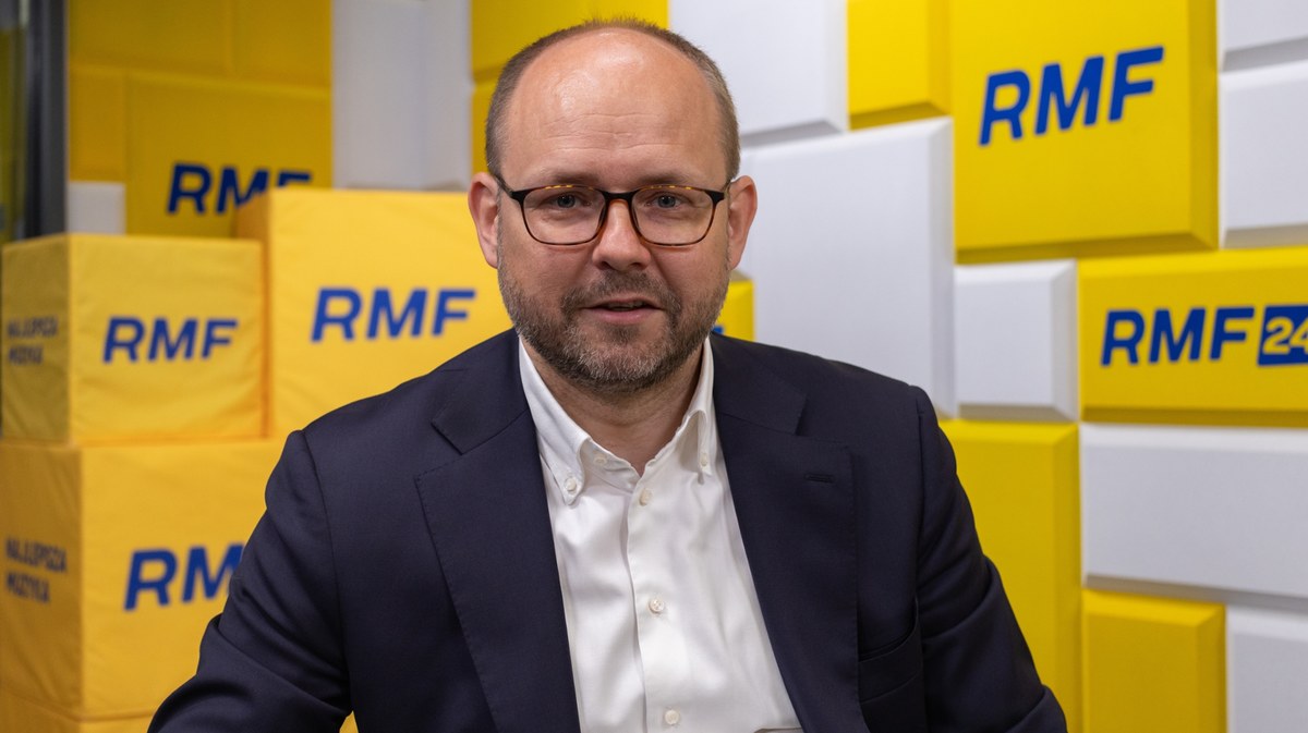 "Będziemy zabiegać o każdy głos każdego Polaka" - tak o kampanii wyborczej Karola Nawrockiego mówił w Porannej rozmowie w RMF FM poseł PiS Marcin Przydacz. Przyznawał równocześnie, że partia ma wewnętrzne sondaże dotyczące II tury wyborów. "Jestem dość optymistyczny" - stwierdził. Gość Tomasza Terlikowskiego komentował też transfer Jacka Siewiery. Były szef BBN będzie doradcą społecznym Rafała Trzaskowskiego. Przydacz twierdzi, że nie jest tą decyzją zaskoczony. Polityk PiS ostro mówił też o kontrkandydatach Nawrockiego w I turze wyborów. "Hołownia i Biejat złożyli już broń, padli plackiem przed Tuskiem" - stwierdził.