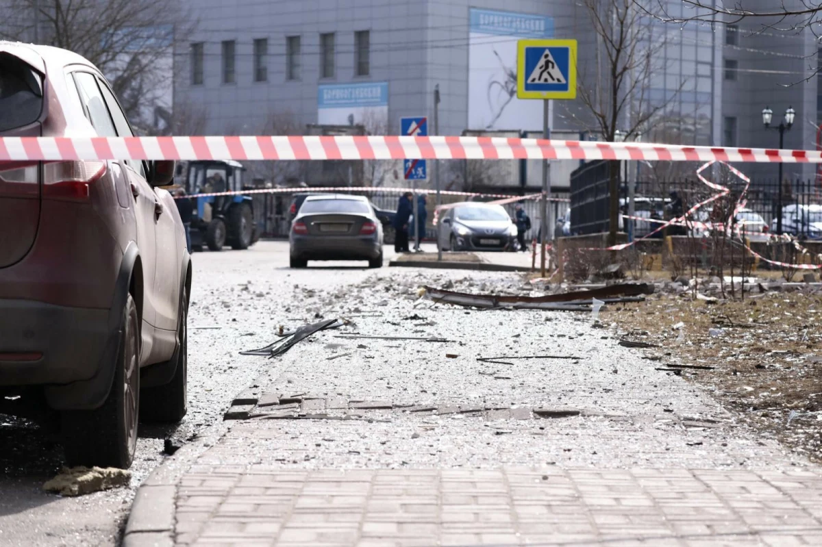 Drony zaatakowały w nocy Rosję. Dwa moskiewskie lotniska, Domodiedowo i Żukowski, tymczasowo wstrzymały w czwartek lądowania i starty samolotów. Eksplozje słychać było w innych miejscach Rosji: rejonie Tuły i Nowomoskowska.