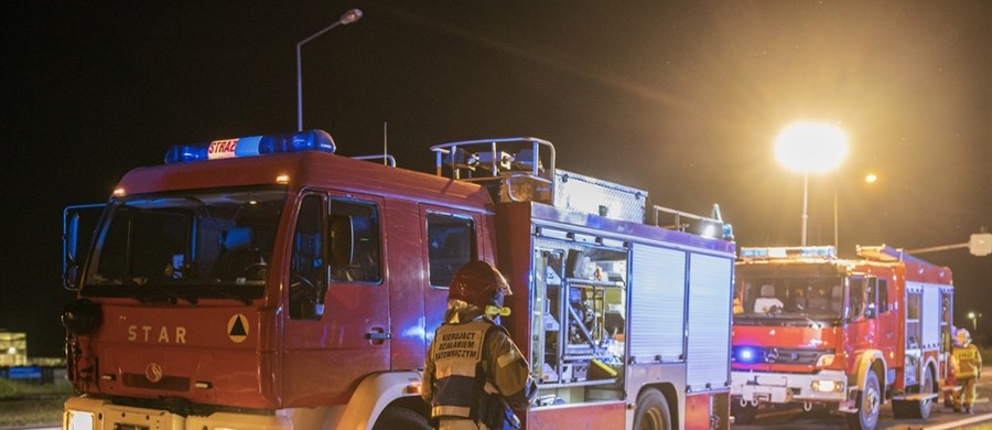 Dwie osoby zginęły w wypadku samochodowym, do którego doszło w czwartek nad ranem w Płocku (woj. mazowieckie). Jak poinformowali strażacy, auto uderzyło w drzewo i stanęło w płomieniach.