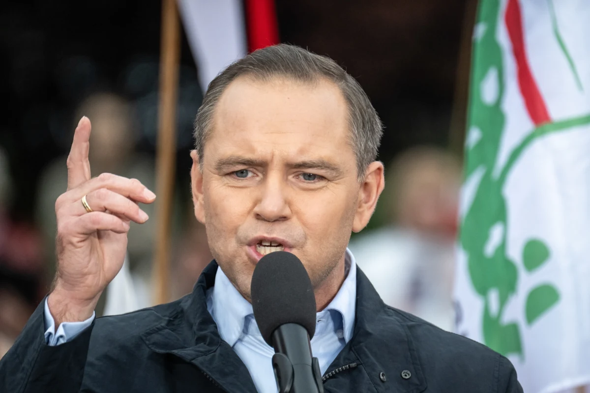 Popierany przez Prawo i Sprawiedliwość kandydat w wyborach prezydenckich Karol Nawrocki zapowiedział, od czego zacznie sprawowanie urzędu prezydenta, jeżeli wygra wyścig o Pałac Prezydencki. "Reparacje odnoszą się do sprawiedliwości dziejowej, historycznej, ale również do naszej przyszłości i będę o nie walczył od pierwszego dnia prezydentury" - powiedział w wywiadzie z "Super Expressem". 