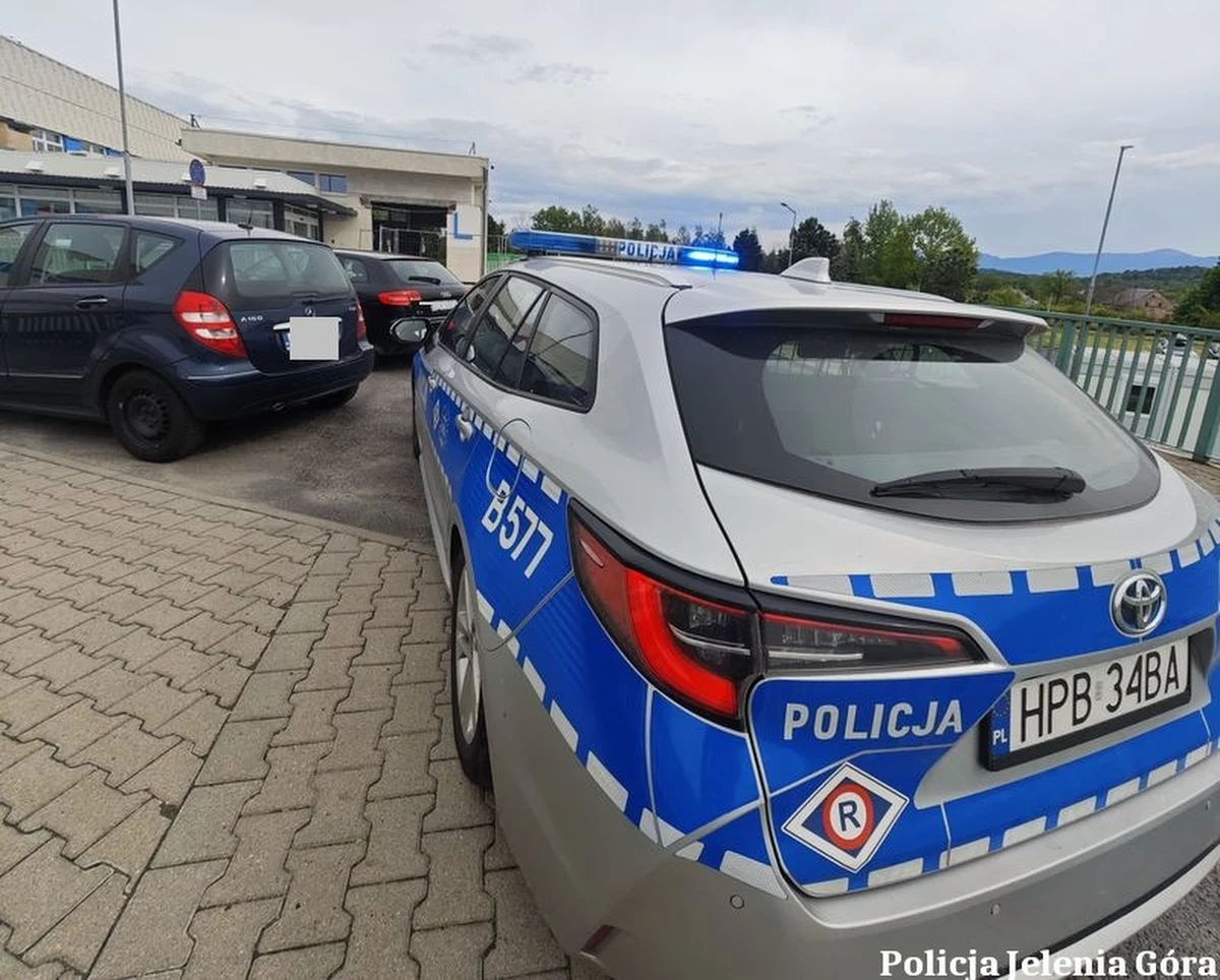 Nietypowa interwencja jeleniogórskich policjantów. Do patrolujących ulice miasta funkcjonariuszy podjechał kierowca, który poprosił o pilotaż. Mężczyzna chwilę wcześniej w wyniku wypadku stracił trzy palce u ręki.  