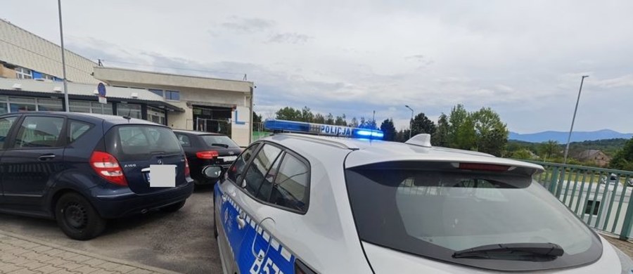 Nietypowa interwencja jeleniogórskich policjantów. Do patrolujących ulice miasta funkcjonariuszy podjechał kierowca, który poprosił o pilotaż. Mężczyzna chwilę wcześniej w wyniku wypadku stracił trzy palce u ręki.  