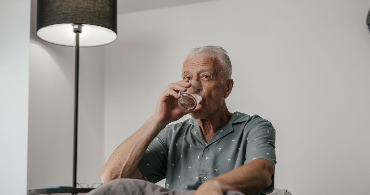 Szklanka wody tuż przed snem - hit czy kit? Ekspertka stawia sprawę jasno