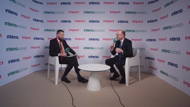 Inwestycje nie będą hasłem tego roku, inwestycje będą hasłem najbliższych lat. Rzeczywiście w tym roku nabiorą tempa – mówi Interii Biznes Maciej Reluga, wiceprezes Santander Bank Polska. - Wydaje się, że wciąż mówimy o tym, że w całym 2025 r. wzrost gospodarczy wyniesie około 3,5 proc. – dodaje. Przyznaje także, że konsumpcja będzie rosła w okolicach 3 proc. – Płace wciąż będą spędzały sen z powiek RPP – ocenia rozmówca Interii.