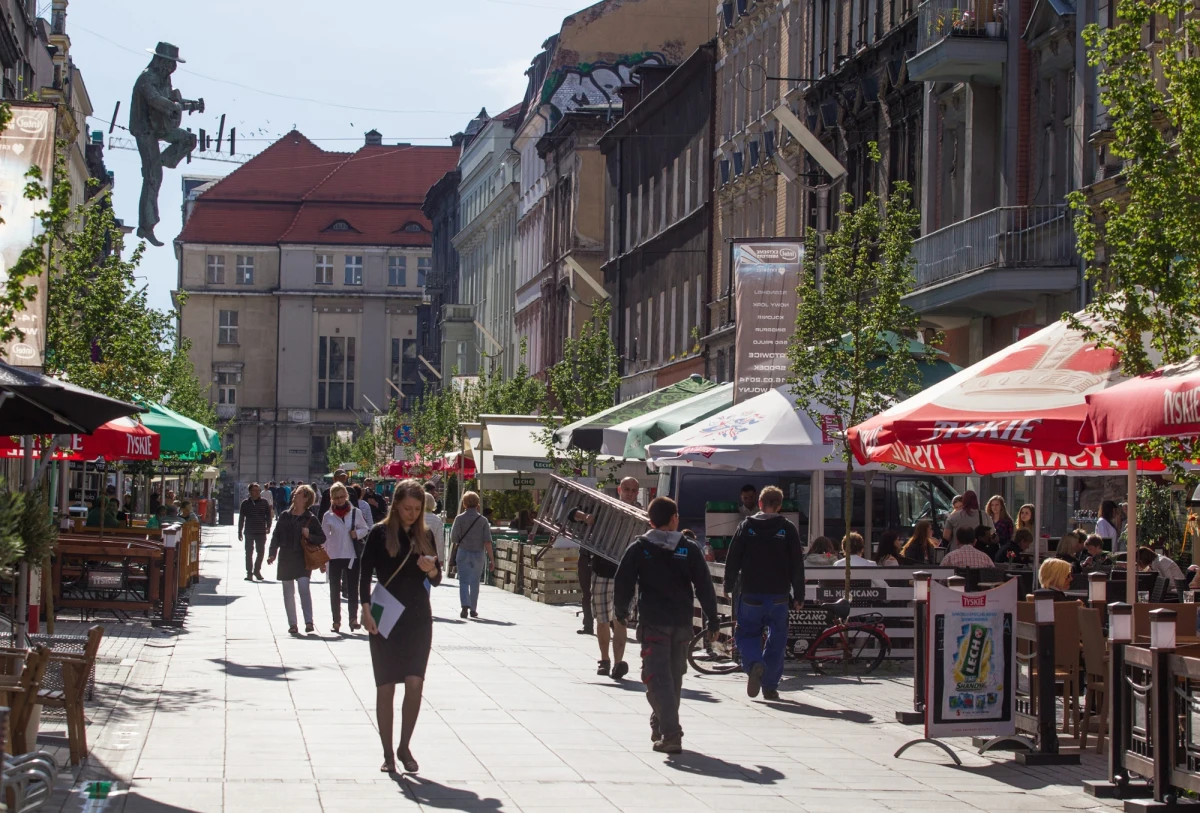 Katowice zmieniają się i rozwijają cały czas. Jednym z symboli odrodzenia miasta jest ulica Mariacka, która w ostatnich latach przeszła spektakularną metamorfozę. Przebudowa ulicy na deptak zakończona w 2008 roku pochłonęła ok. 12 mln złotych i dziś jest kulturalnym sercem miasta. Dla uczczenia okrągłej rocznicy przygotowano atrakcje dla mieszkańców.