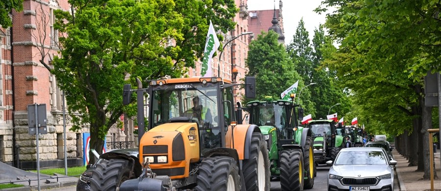 Kilkadziesiąt traktorów przejechało w czwartek ulicami Szczecina w ramach kolejnego protestu zachodniopomorskich rolników. Około godziny 10:30 kolumna pojazdów ruszyła sprzed Zachodniopomorskiego Urzędu Wojewódzkiego przy Wałach Chrobrego w kierunku centrum miasta. Protest był wyrazem sprzeciwu wobec unijnej polityki rolnej, w tym umowy handlowej z państwami Mercosur.