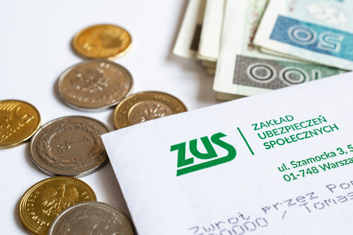W ostatnim czasie znacząco wzrosła aktywność oszustów, którzy, wykorzystując zaufanie do Zakładu Ubezpieczeń Społecznych, próbują wyłudzić od klientów dane osobowe oraz informacje o rachunkach bankowych. ZUS apeluje o czujność i przestrzega przed otwieraniem podejrzanych linków oraz załączników.